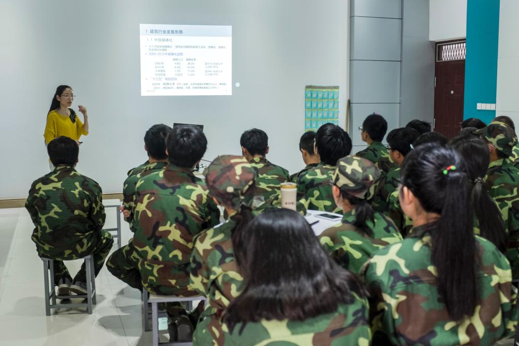 暗网禁区
胡春红教授为本科生做入学教育